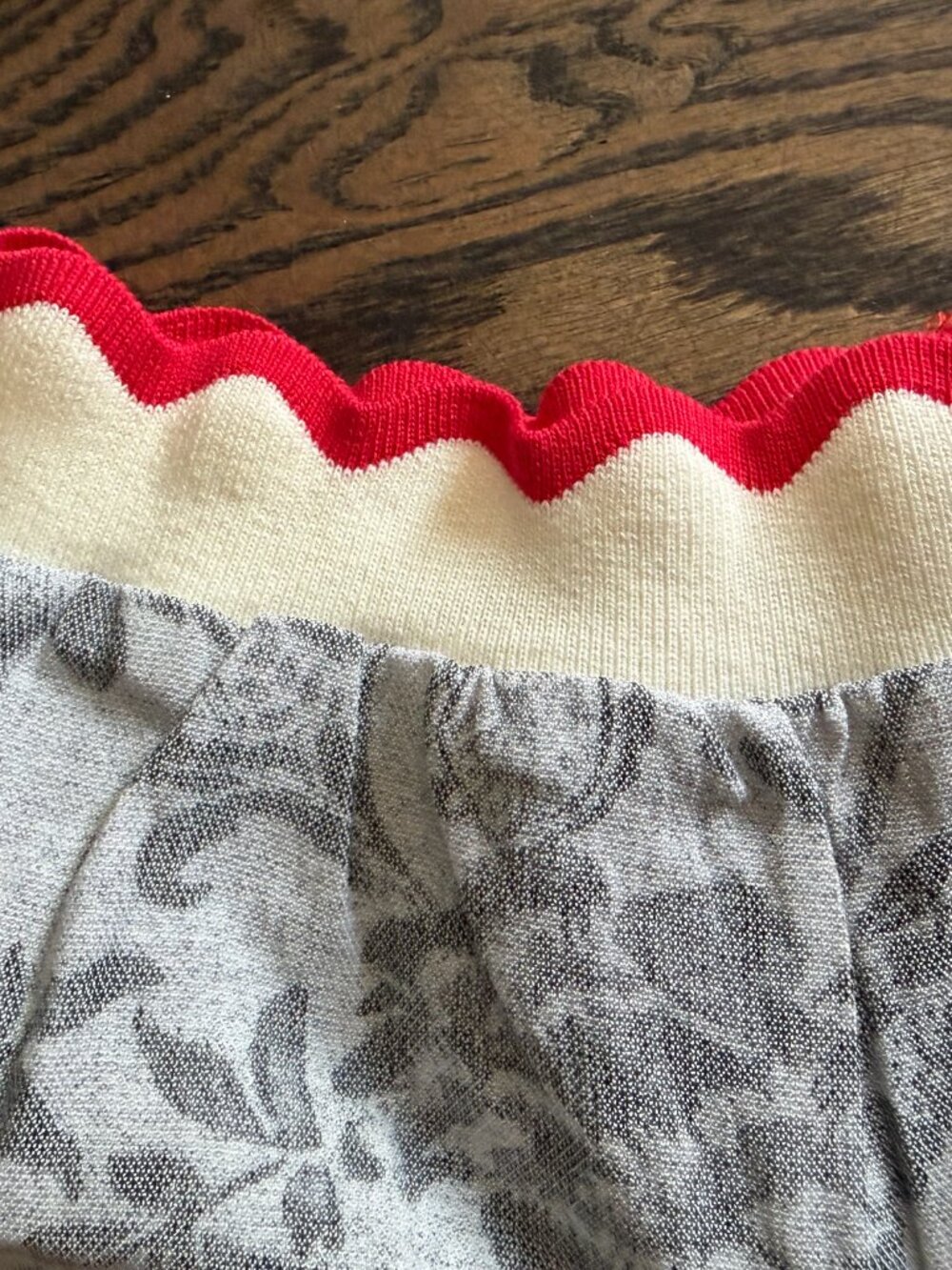 Floral Scallop Hem Contrast Top - Picture 5 of 6